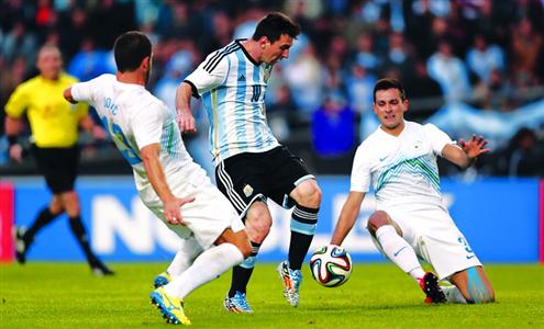 虽然吐了,但并不影响梅西在场上的发挥。 /新华社