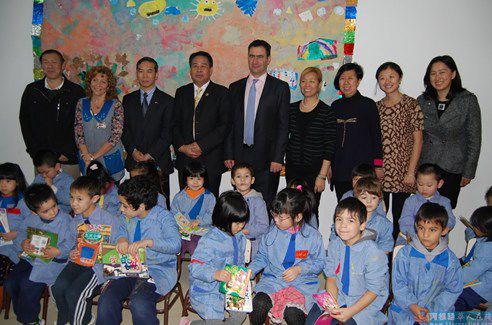 阿根廷华侨社团向第一所公立中西文学校赠送书籍