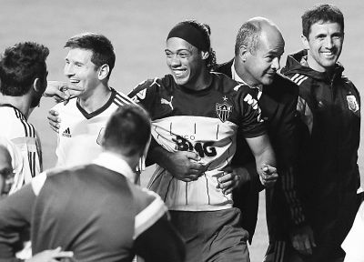 长相酷似小罗球迷闯入球场逗乐阿根廷全队（图）