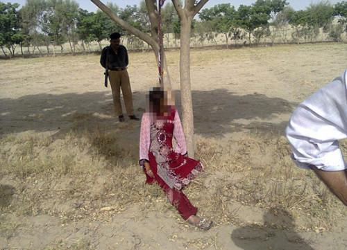 20日上午，当地居民发现穆扎米尔·比比的尸体被挂在树上