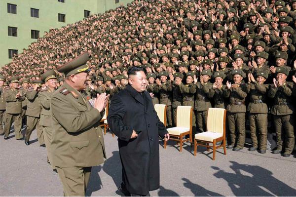 金正恩同朝鲜人民军合影留念 黄炳誓陪同(图)