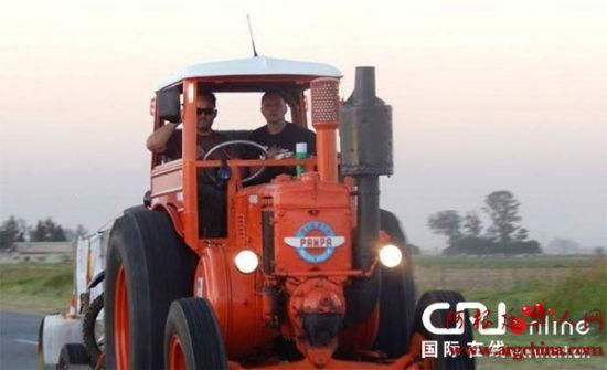 两小伙驾驶阿根廷首辆拖拉机万里行