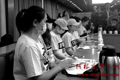 在韩国整形失败维权无门的患者昨天在会场现身说法。