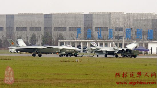 元宵佳节，网友上传了数张2015号与2013号新版歼-20四代机同时现身的照片，上演了一幅&ldquo;双龙闹元宵&rdquo;的罕见画面。（鸣谢：鼎盛军事 中南海保镖）