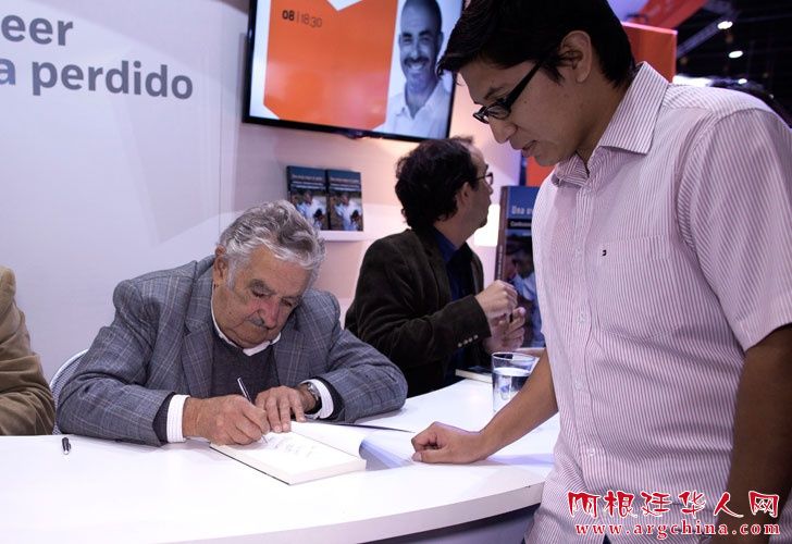 0504_pepe_mujica_feria_libro_g_afp.jpg_1853027552.jpg