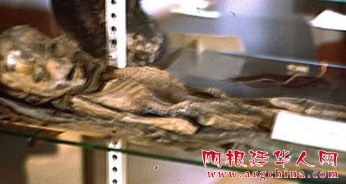 视频截图：美国当局1947年在新墨西哥州罗斯威尔一个农场附近发现了这具&ldquo;外星人&rdquo;尸体。不过调查人员本周承认，这其实是一场骗局，所谓的外星人照片只不过是一具北美洲土著儿童的木乃伊。