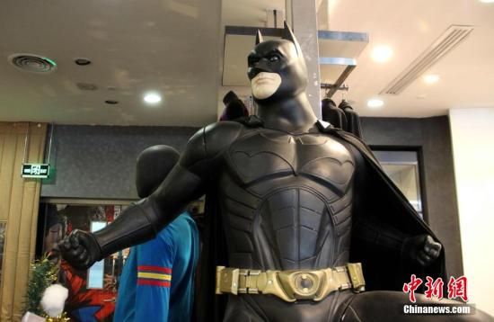 5岁&ldquo;蝙蝠侠&rdquo;男童钻车窗救下被困车内女婴获赞