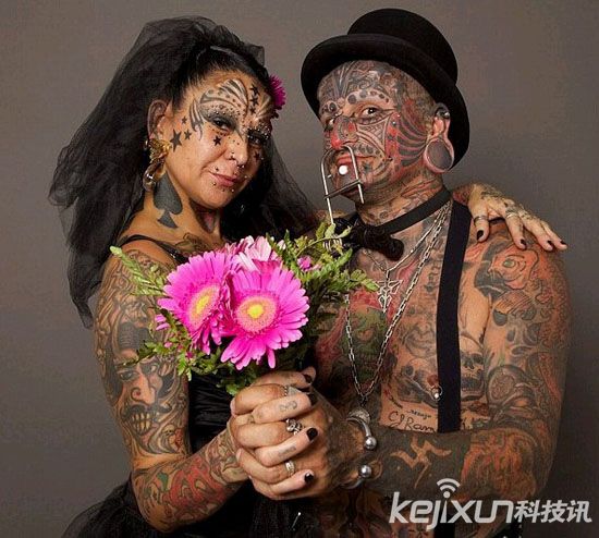 猎奇！阿根廷夫妻酷爱纹身 图案纹遍全身
