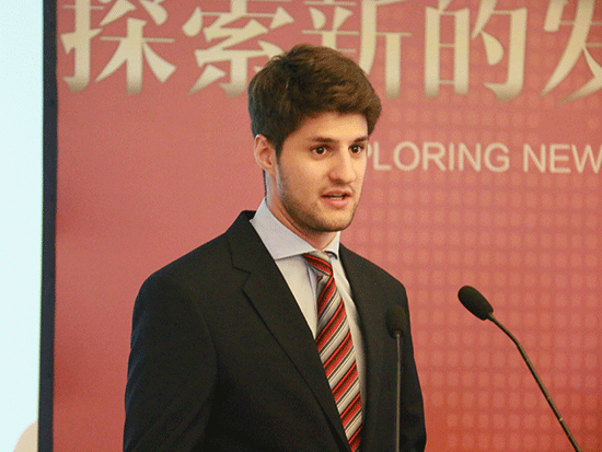 上图为阿根廷青年学者赫尔曼&middot;雷耶斯（图片来源：新浪财经 顾国爱 摄）
