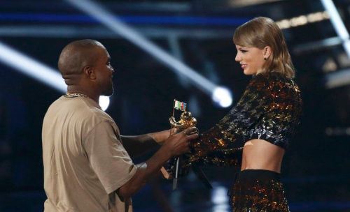 当地时间8月30日，2015MTV音乐录影带大奖举行。坎耶&bull;韦斯特与颁奖者泰勒&bull;斯威夫特一笑泯恩仇。