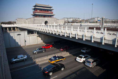 位於南二环的永定门，现有的永定门为2004年复建。（图片来源：中国周刊）