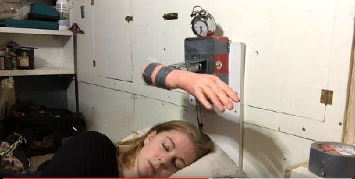 瑞典女子发明&ldquo;打脸闹钟&rdquo;：一直打到你起身(图)