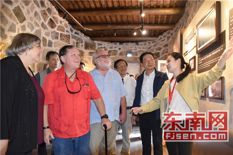 1944095538.jpg b8975af3e3811d424a4107.jpg