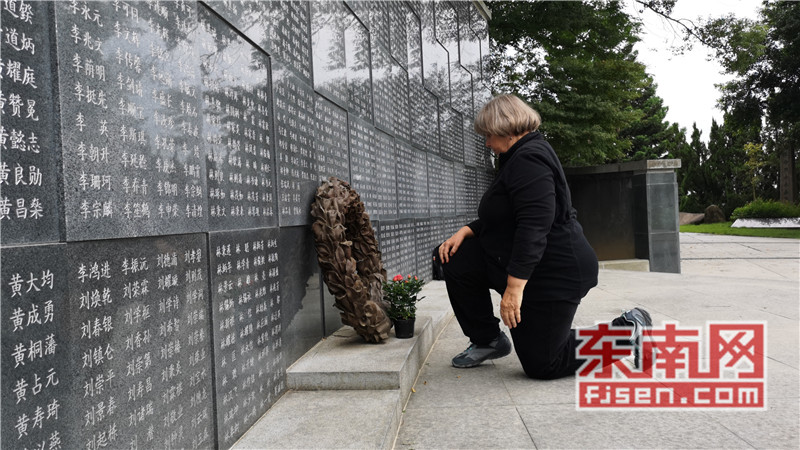 1964421379.jpg b8975af3e3811d424ab108.jpg