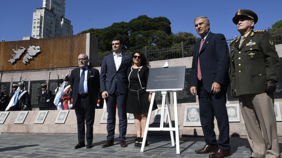 0389959933.jpg 11.jpg