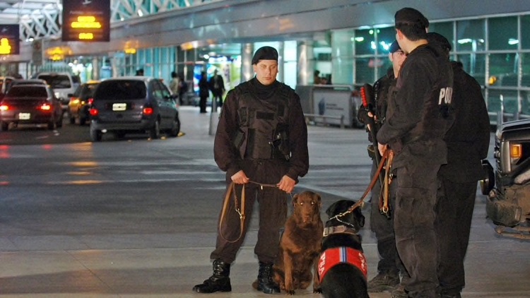 0275210381.jpg Policia-Seguridad-Aeroportuaria-PSA-Ezeiza-1920.jpg
