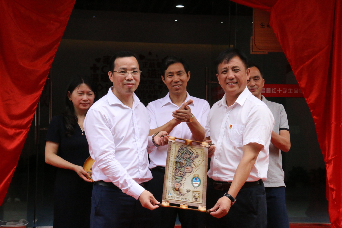 2530976700.jpg 5ce74835a310e7f83ef36f7b.jpg