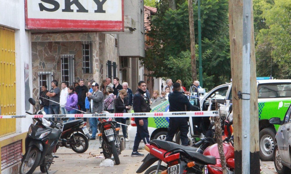 1163784295.jpg 10-8-poli-chinos-tapa.jpg