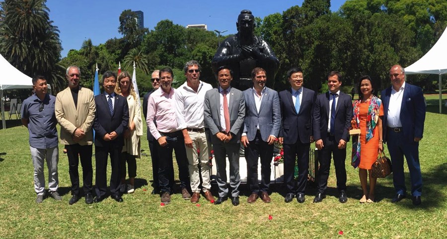 2895335733.jpg 3.jpg