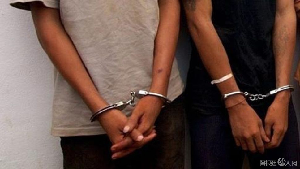 detienen_a_dos_chinos_por_violar_la_cuarentena_y_atacar_a_policiasx_tenian_cocaxna_crop1587161037956_1734428432