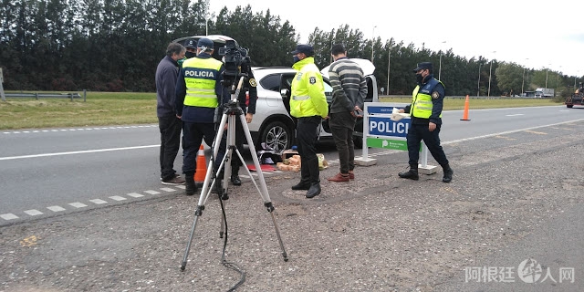 Plata secuestrada en un auto en la ruta 2