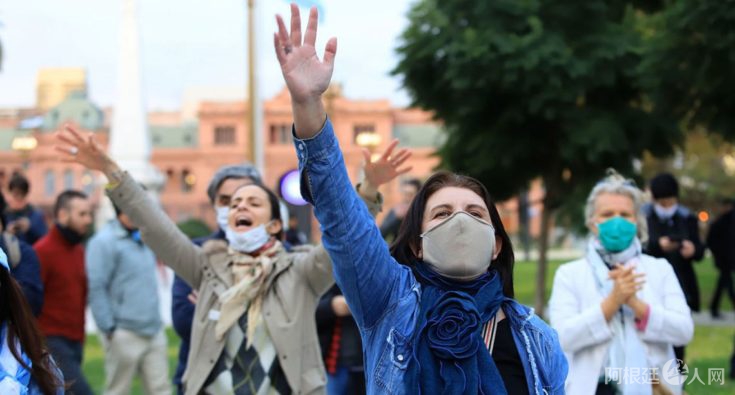 plaza-de-mayo-want-to-work-protest-962329-735x395