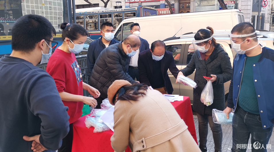 爱心捐赠：由使馆委托华助中心向旅阿侨胞分发的防疫口罩捐赠活动圆满结束