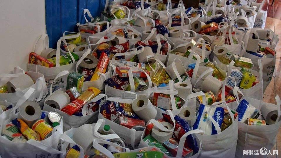 旅阿华人夫妇献爱心 向社会食堂捐赠大批食物