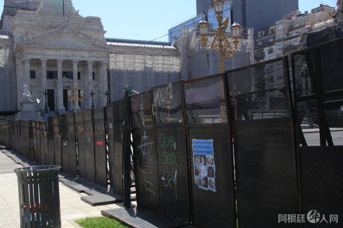 entre-ambos-grupos-habra-una-separacion-100-metros-la-cual-se-realizara-un-vallado-montado-y-controlado-la-policia-la-ciudad entre-ambos-grupos-habra-una-separacion-100-metros-la-cual-se-realizara-un-vallado-montado-y-controlado-la-policia-la-ciudad