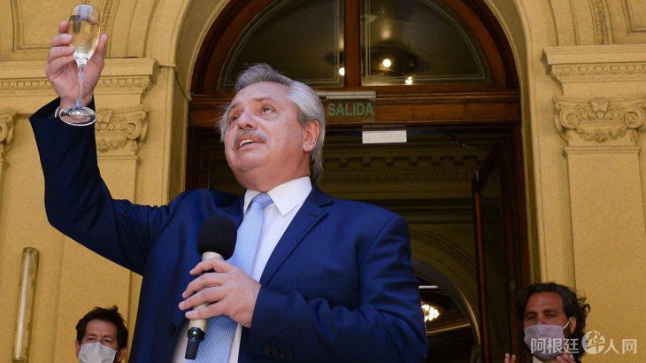 alberto-fernandez-brindisjpg alberto-fernandez-brindisjpg