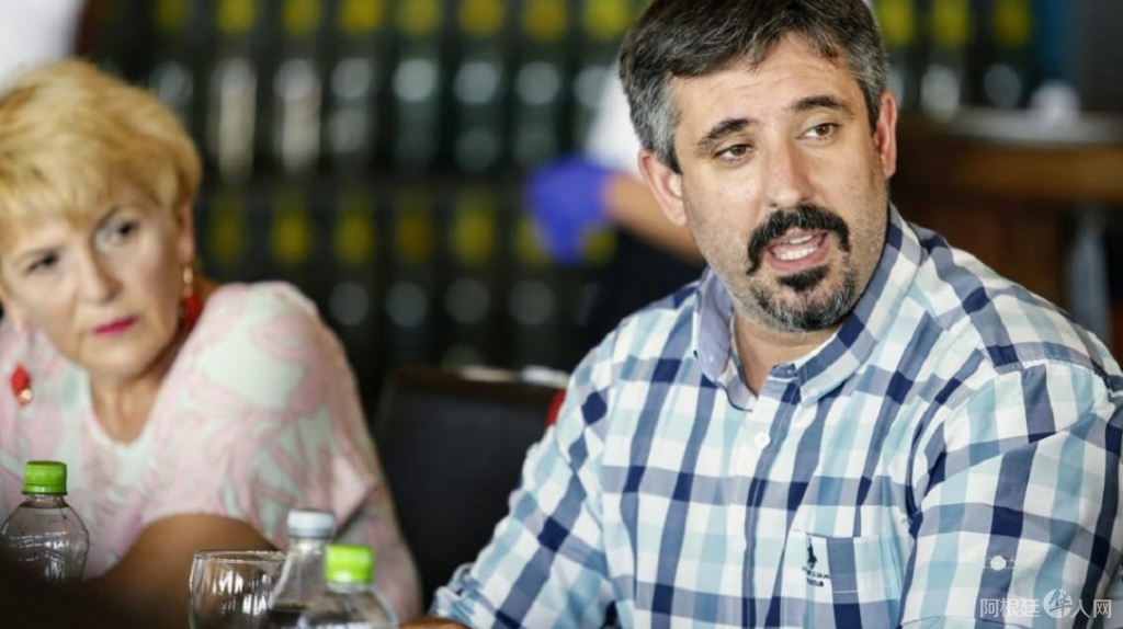 facebook-sebastian-ianantuony facebook-sebastian-ianantuony