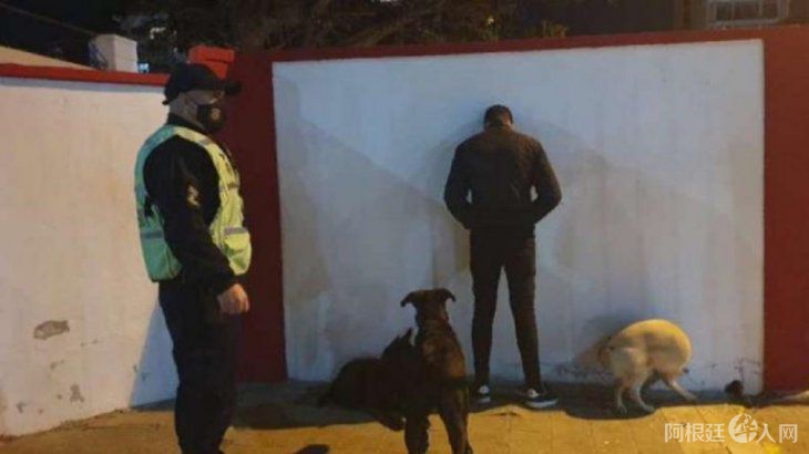 mozo-comodoro-rivadaviajpg mozo-comodoro-rivadaviajpg