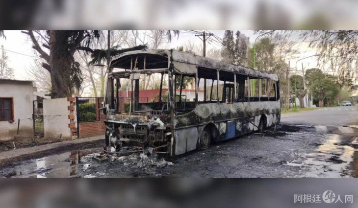 colectivo-incendiado-campana