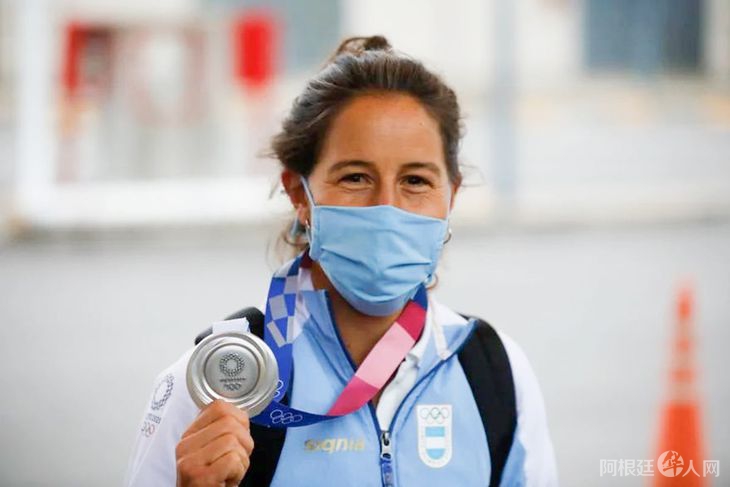 leona-medallajpeg leona-medallajpeg