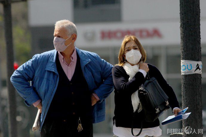 covid-barbijos-gente-circulando-coronavirus-calle-peaton-aire-libre