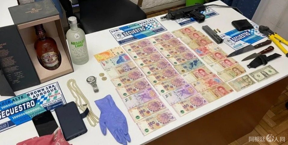 Cae-con-banda-con-ametralladora-de-juguete