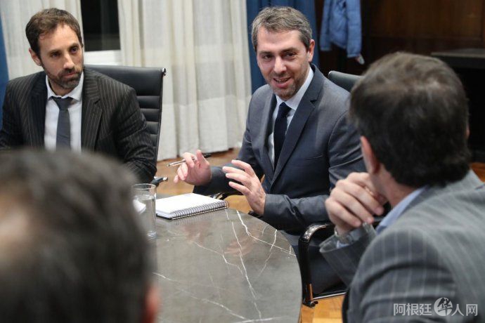 guillermo-hangjpeg guillermo-hangjpeg