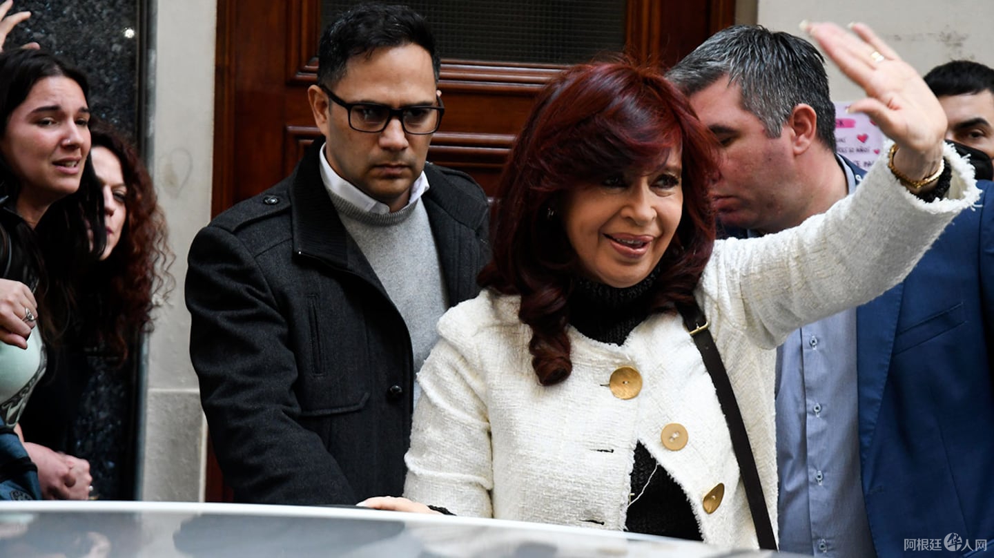 cristina-kirchner-saluda-a-la-militancia-en-la-puerta-de-recoleta-foto-telam-3FKCB2LICZE25CVFT6DBRD2ABI cristina-kirchner-saluda-a-la-militancia-en-la-puerta-de-recoleta-foto-telam-3FKCB2LICZE25CVFT6DBRD2ABI