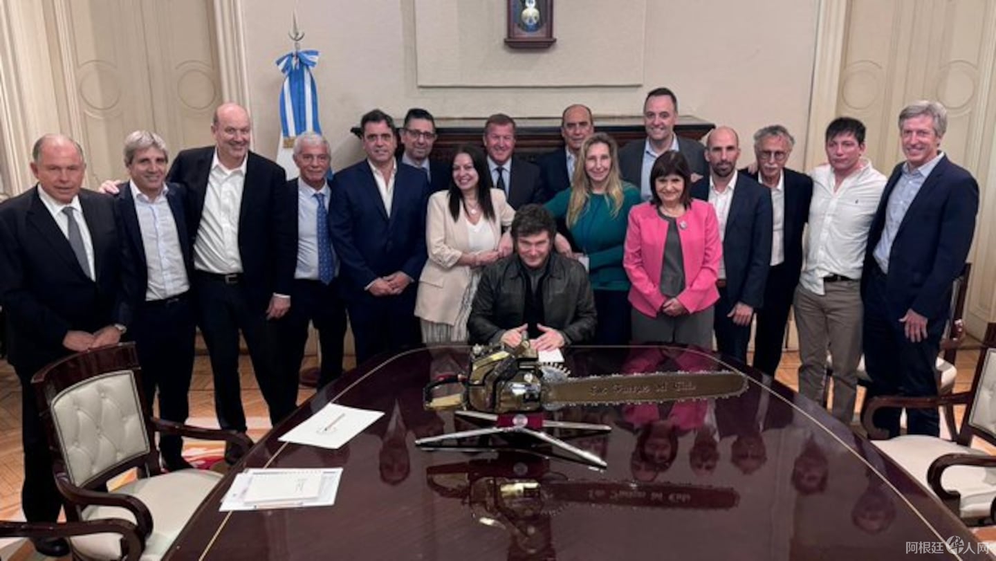 el-presidente-javier-milei-junto-a-su-equipo-y-una-motosierra-sobre-la-mesa-principal-en-casa-rosada-foto-x-jmilei-D6JI2YJEWVGHPCMU5AXIJO4HUY el-presidente-javier-milei-junto-a-su-equipo-y-una-motosierra-sobre-la-mesa-principal-en-casa-rosada-foto-x-jmilei-D6JI2YJEWVGHPCMU5AXIJO4HUY