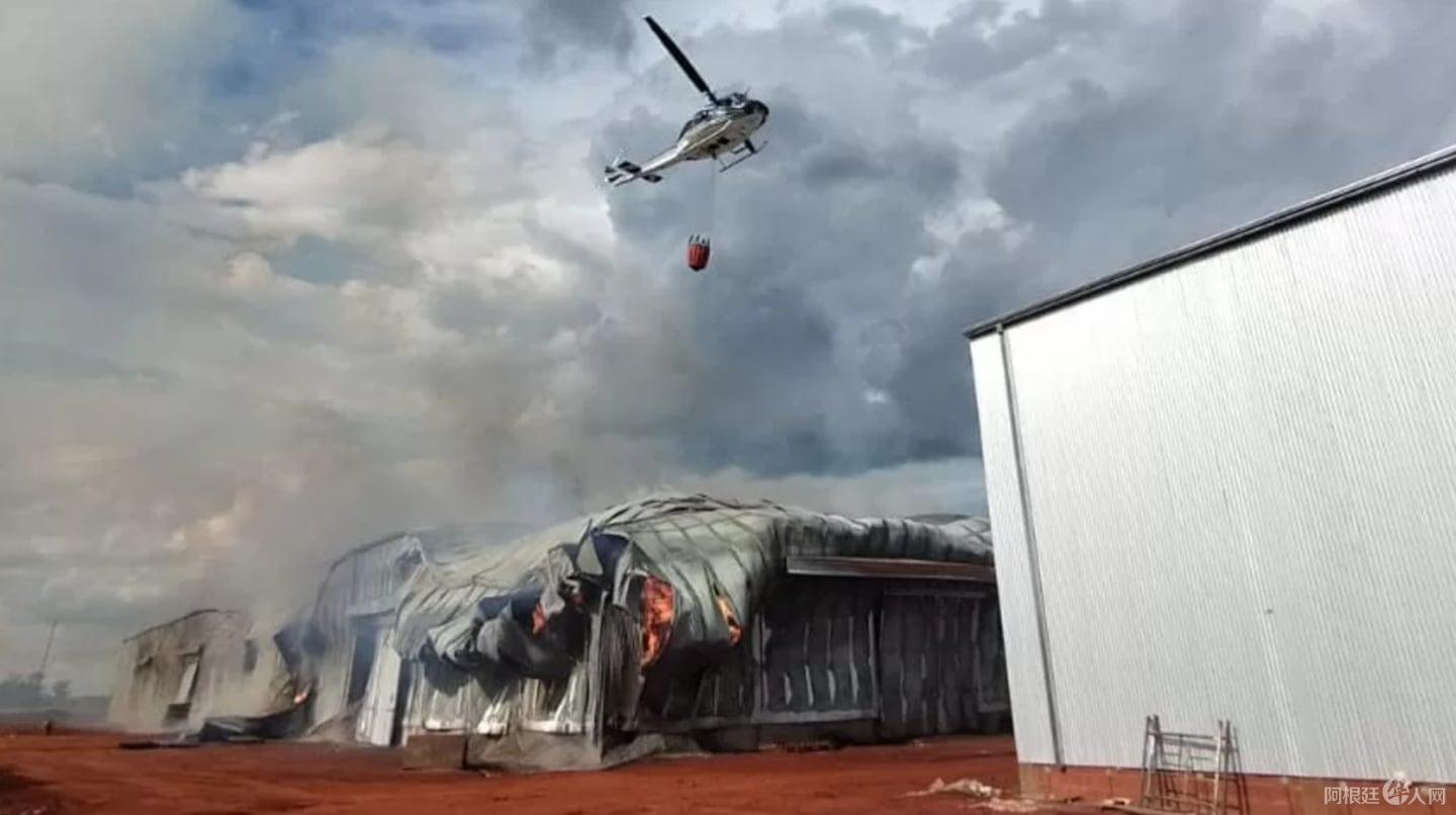 un-helicoptero-con-helibalde-colaboro-para-apagar-las-llamas-foto-plan-b-noticias-de-misiones-LKAG3DXUHREBTOHD3ORGQOFB2A un-helicoptero-con-helibalde-colaboro-para-apagar-las-llamas-foto-plan-b-noticias-de-misiones-LKAG3DXUHREBTOHD3ORGQOFB2A