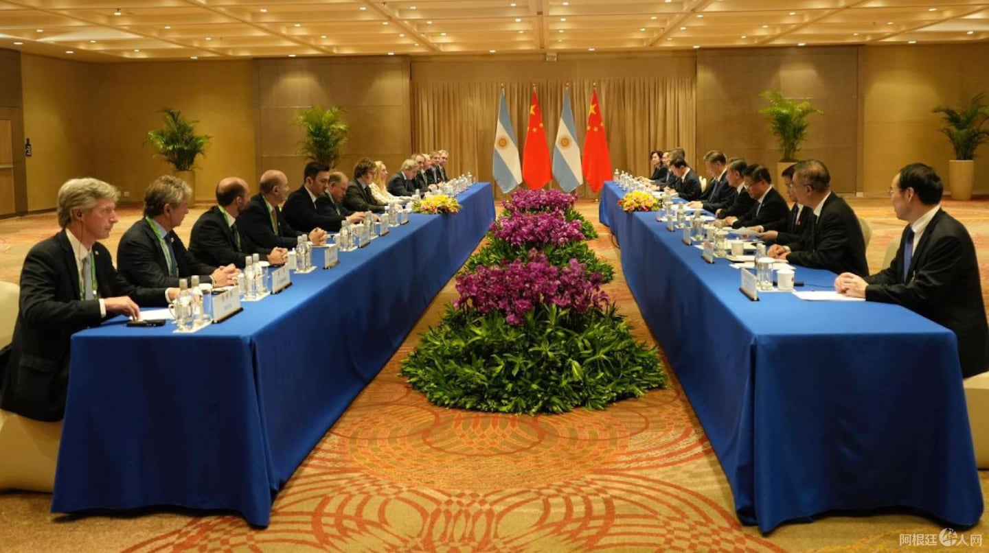 reunion-entre-los-gobiernos-de-javier-milei-y-xi-jiping-con-sus-comitivas-en-la-cumbre-del-g20-en-rio-de-janeiro-brasil-foto-prensa-presidencia-HSEUHVNCO5HXLEEN5YDMI4HBYE