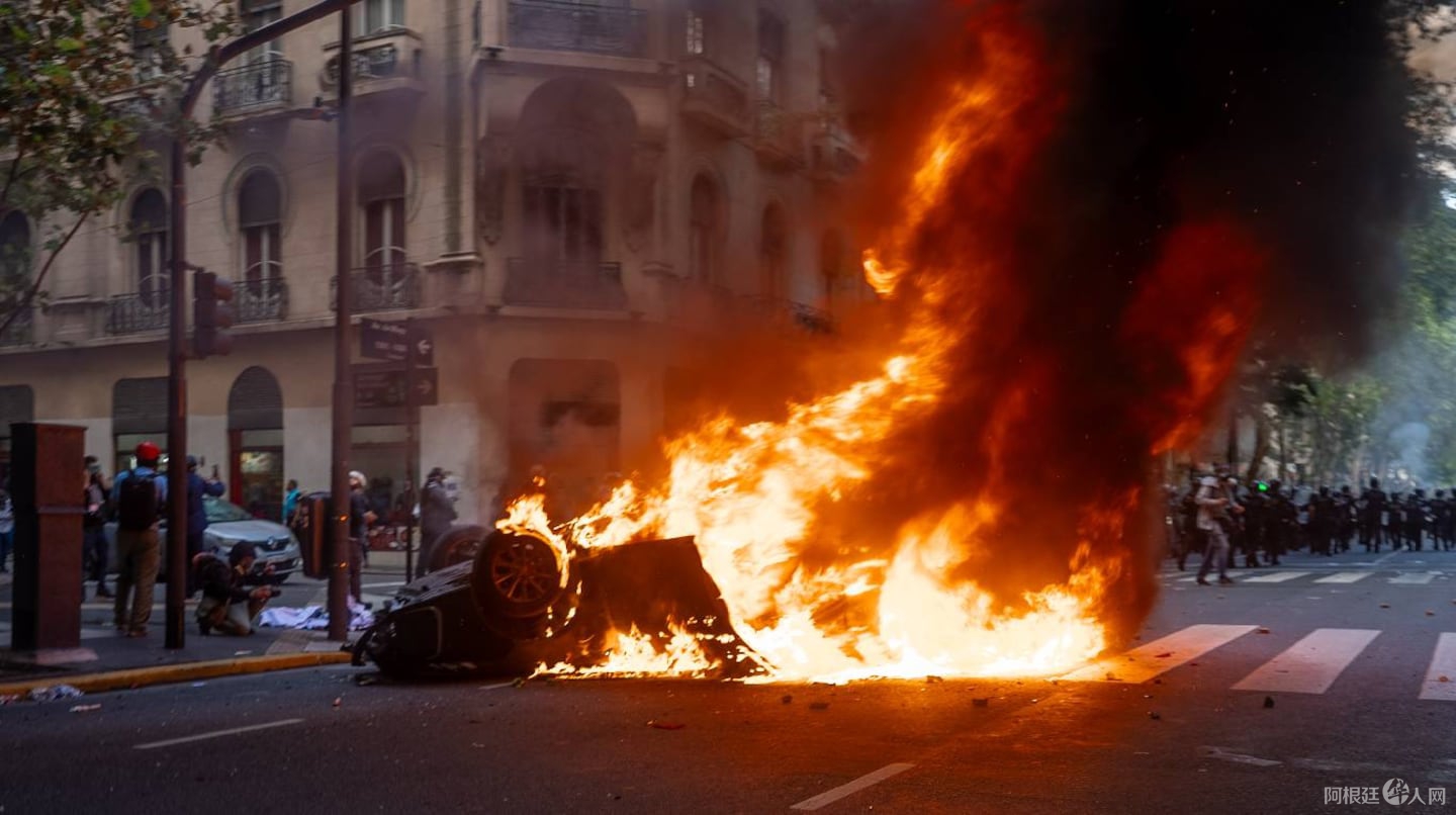 en-la-marcha-del-12-de-marzo-un-sector-de-los-manifestantes-prendieron-fuego-autos-y-contenedores-de-basura-foto-leandro-herediatn-MMAMUG2LIFDFFJ4BOXDBVCMIMQ
