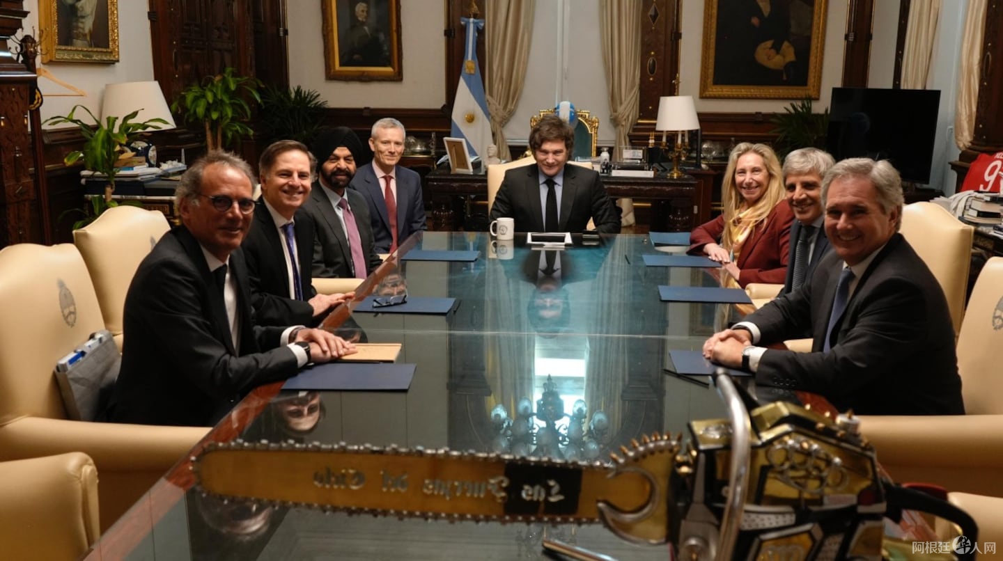 javier-milei-se-reunio-con-las-autoridades-del-banco-mundial-foto-presidencia-K7YJKUTSHNEMXBAXJCQTRD6R5E