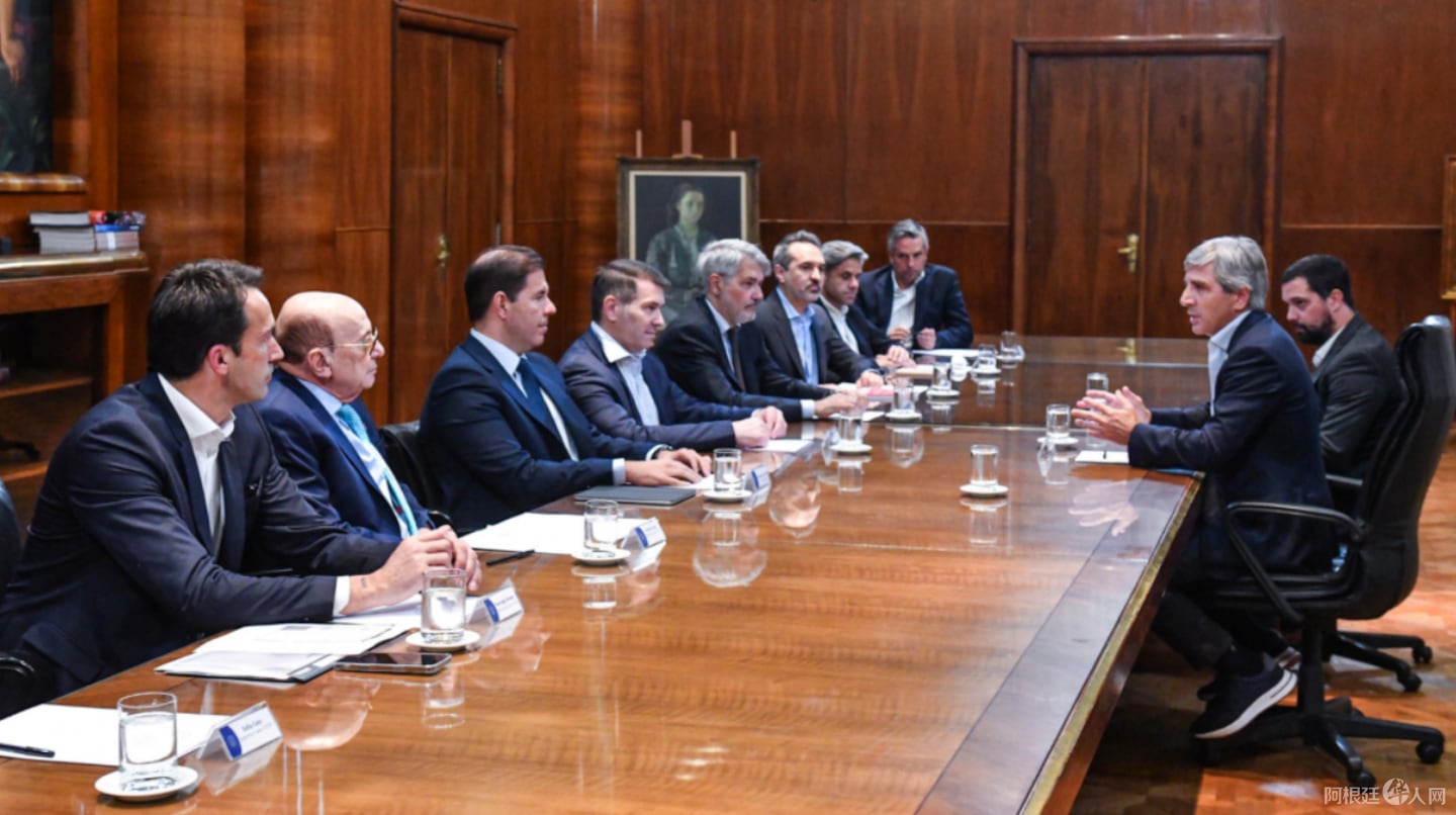 luis-caputo-se-reunio-con-los-representantes-de-los-supermercados-para-frenar-los-aumentos-en-alimentos-foto-ministerio-de-economia-NJNNI4WH5NGOBIMDU3OHDTXLYU