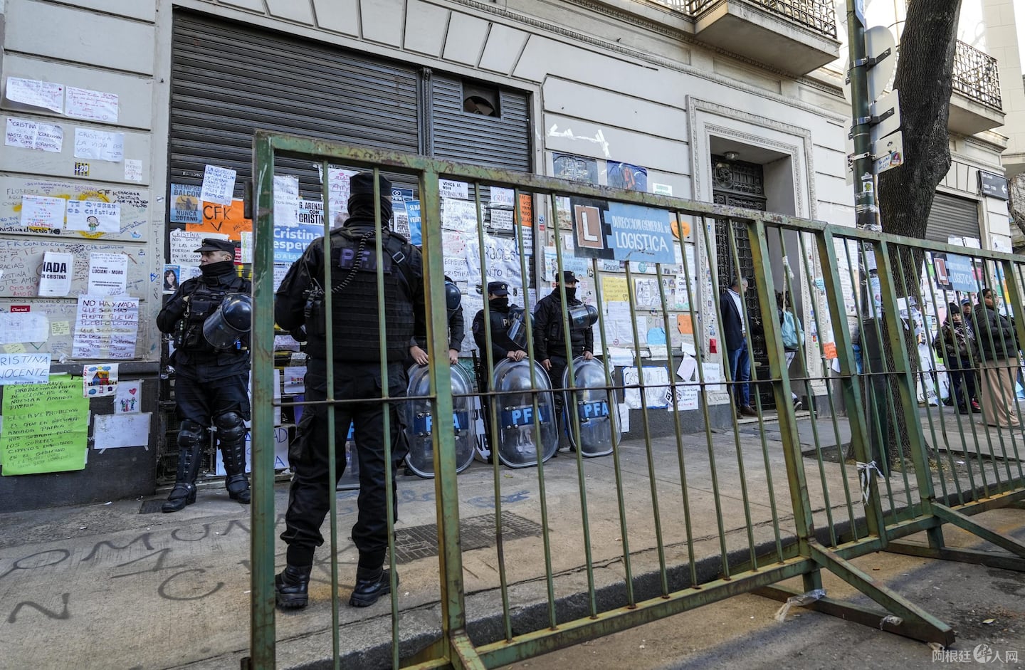 la-policia-federal-monto-un-vallado-frente-al-domicilio-de-la-expresidenta-cristina-kirchner-en-el-barrio-porteno-de-constitucion-foto-nadaniel-vides-LQPRXJ2WZBFA5MSNRN7YHPCJPY