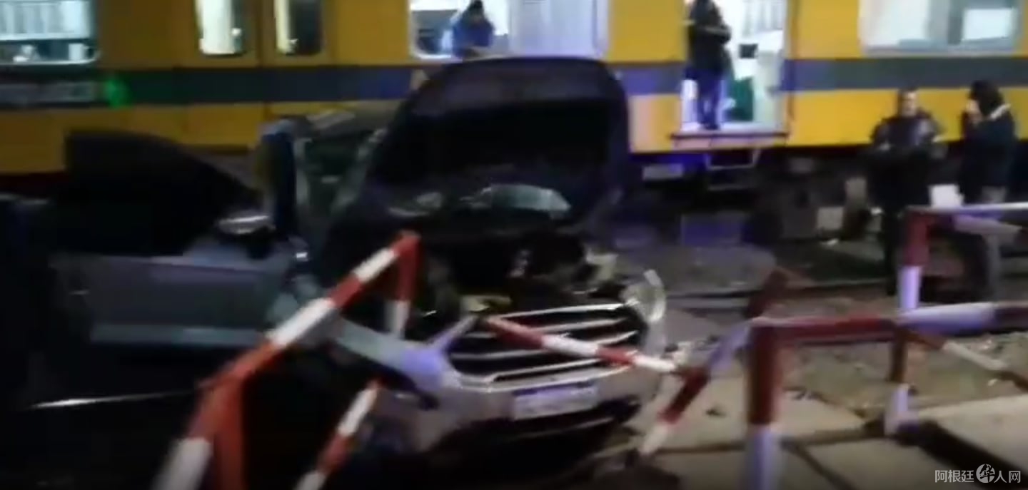 murio-al-ser-arrollado-por-un-tren-en-villa-ortuzar-quedo-atrapado-en-su-auto-y-su-esposa-esta-grave-foto-captura-de-video-de-tn-Y6MPR2GC5FDOBLXA36UDYHTHZQ-2