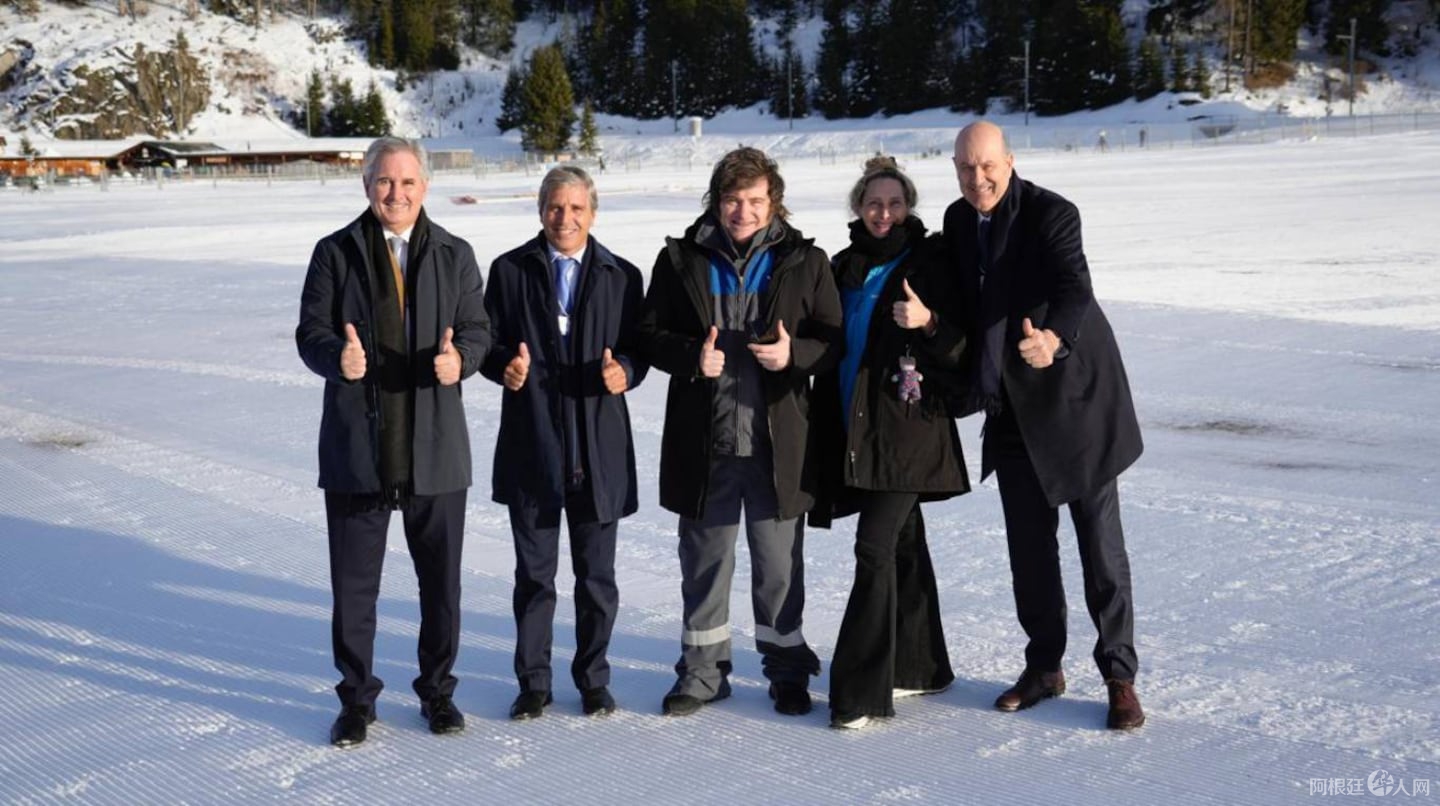 el-presidente-javier-milei-junto-a-la-comitiva-en-el-foro-de-davos-foto-presidencia-LOWJKBBQCJCKRALV24QDHEA66U
