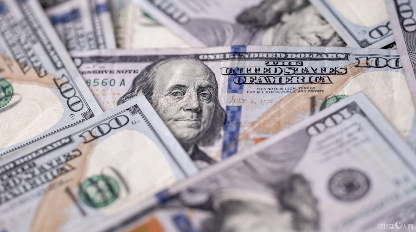 el-dolar-minorista-cotizo-este-viernes-por-debajo-de-los-1400-foto-adobe-stock-KWJEW7ID4RFWHBGTNTTFMQ7V2E