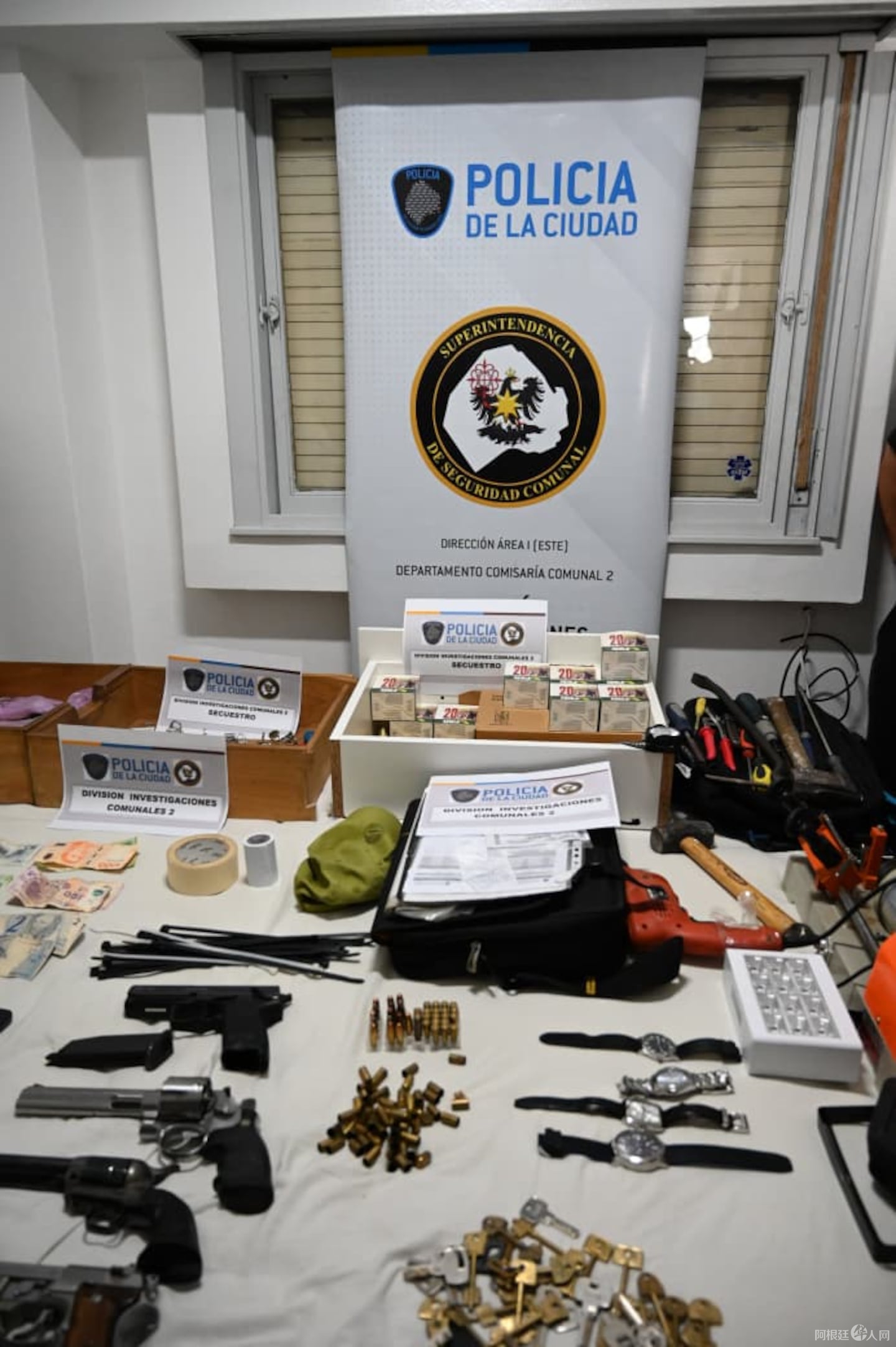 los-objetos-incautados-a-los-cerrajeros-foto-policia-de-la-ciudad-QX4ZNMVY4NAF3J34H4ECMYMANE