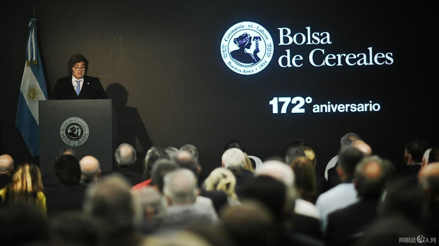 durante-su-paso-por-la-bolsa-de-cereales-javier-milei-anuncio-una-baja-de-retenciones-para-el-trigo-la-cebada-y-la-soja-foto-presidencia-O22UI6WADZEILASK7RVGQKB76U